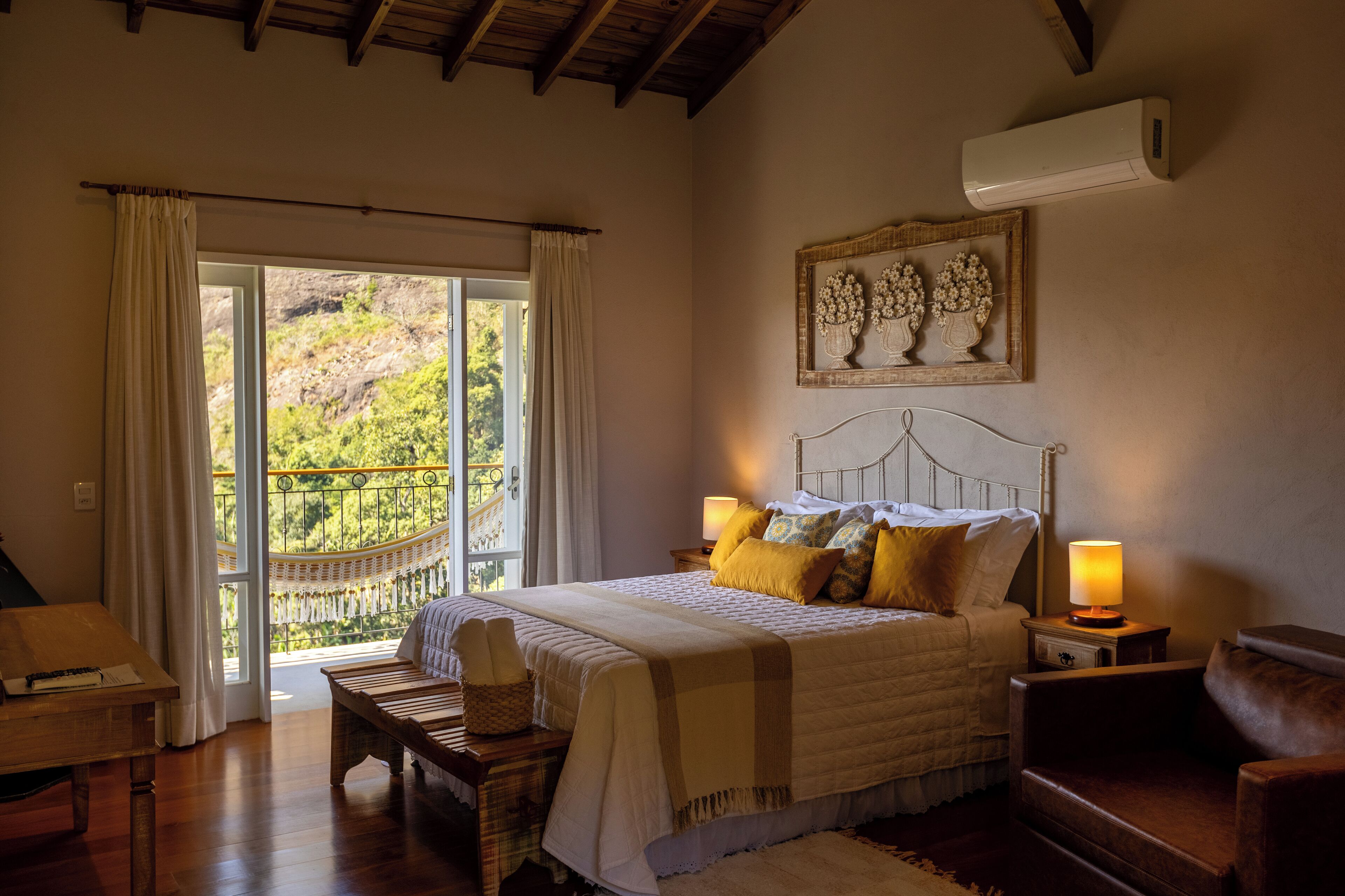 Deluxe Suite, Lanai, Mountain View | Individually decorated, laptop workspace, free WiFi, bed sheets