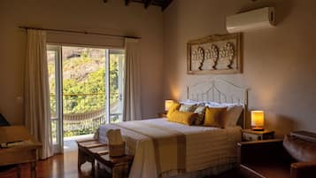 Suíte luxo, varanda coberta, vista para a montanha | Individualmente decorados, espaço de trabalho para notebook