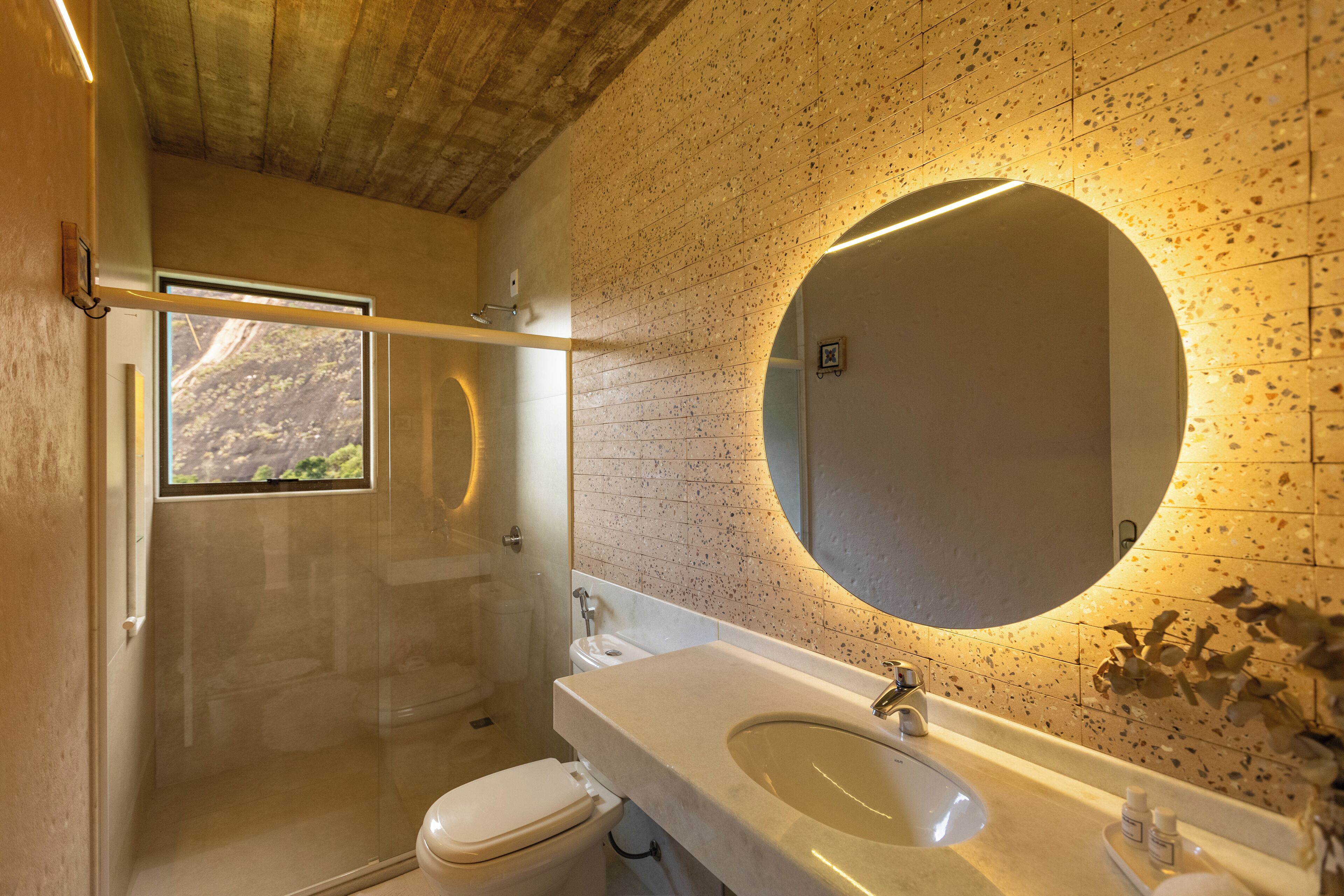 Deluxe Suite, Lanai, Mountain View | Bathroom | Shower, rainfall showerhead, towels, soap