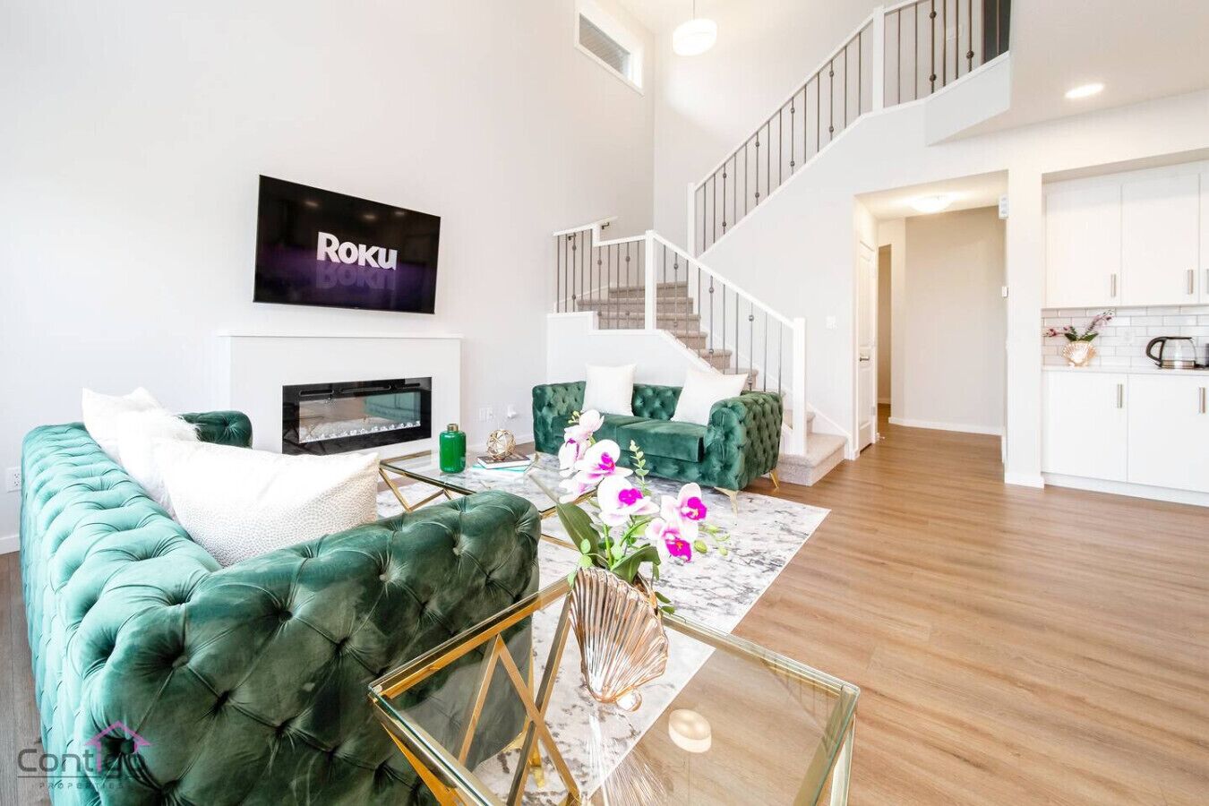 Televisor intel·ligent, llar de foc, llibres i oficines 