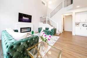 Una Smart TV, una chimenea, libros, una oficina