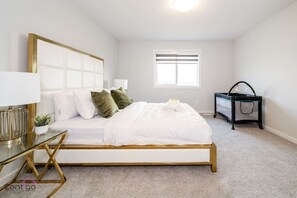 4 Schlafzimmer, Schreibtisch, Bügeleisen/Bügelbrett, Reisekinderbett