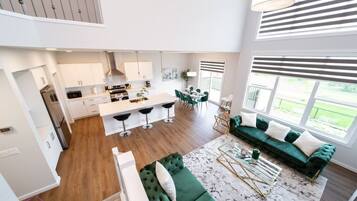 Smart TV, chimenea, libros y oficina