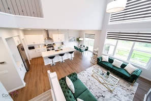 Smart TV, fireplace, books, offices - Orchards Retreat | AirCon | Sleeps 10 | Near Airpt (Edmonton)