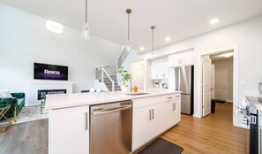 Jääkaappi, mikroaaltouuni, uuni, liesi