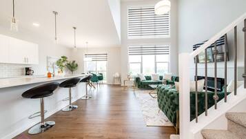 Älytelevisio, takka, kirjoja, työhuone