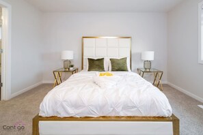 4 bedrooms, desk, iron/ironing board, travel cot - Orchards Retreat | AirCon | Sleeps 10 | Near Airpt (Edmonton)