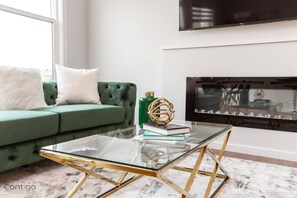 Smart TV, fireplace, books, offices - Orchards Retreat | AirCon | Sleeps 10 | Near Airpt (Edmonton)