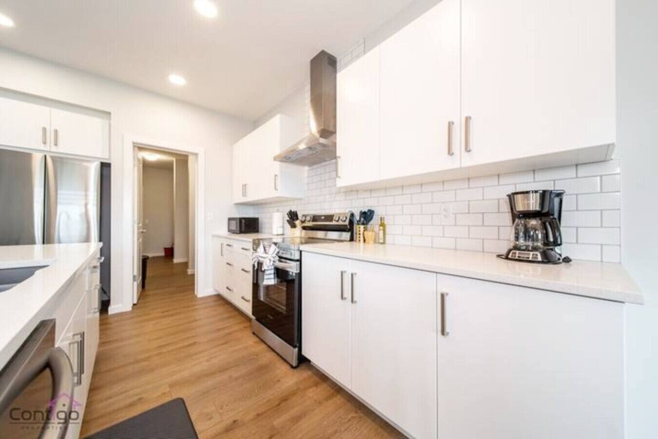 冷蔵庫、電子レンジ、オーブン、コンロ