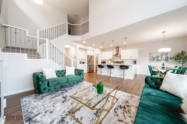 Smart-TV, Kamin, Bücher, Arbeitsbereiche