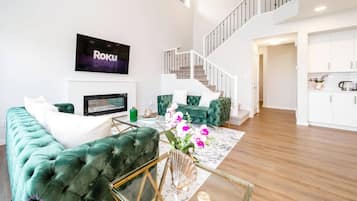 Smart-TV, Kamin, Bücher, Arbeitsbereiche