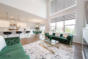 Smart TV, chimenea, libros y oficina 