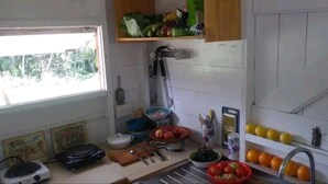 Full-size fridge, cookware/dishes/utensils, cleaning supplies, freezer - Camping Barbados (New Castle)