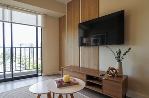 Studio (1402A) | Living area | 40-inch Smart TV with cable channels