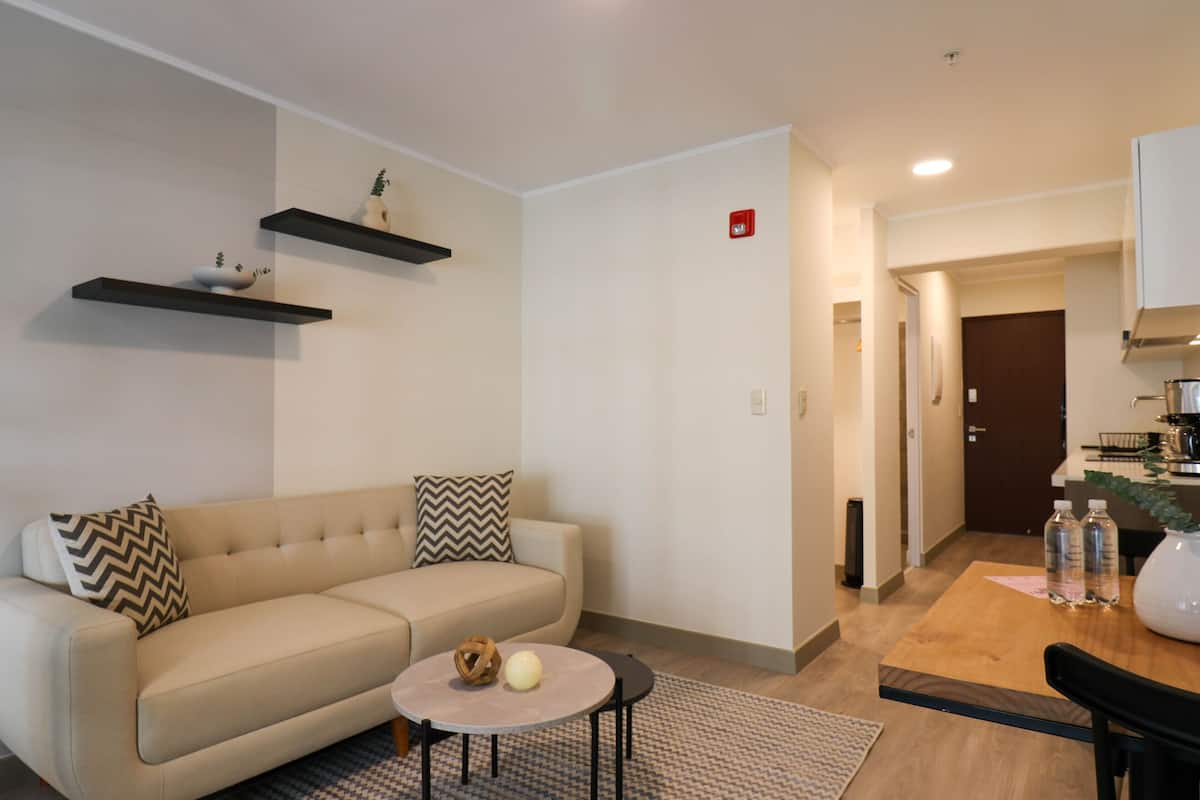 Studio (910B) | Living area