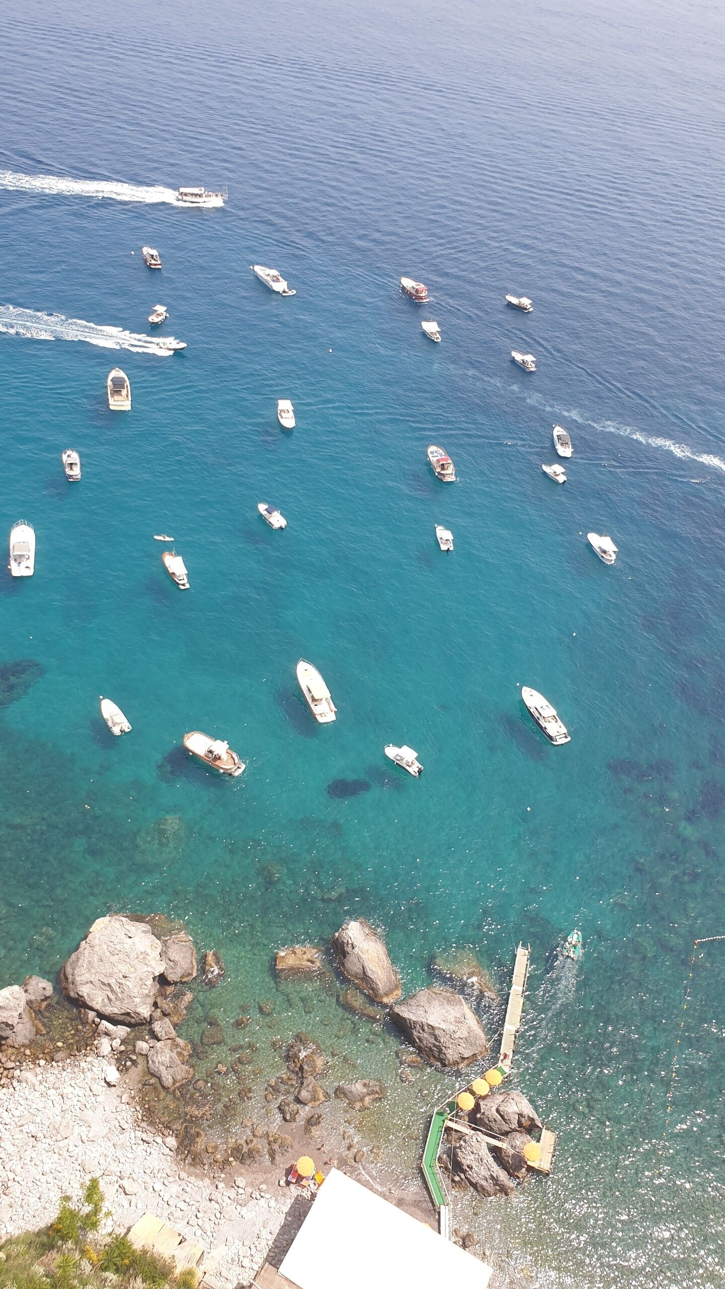Vue aérienne d’une marina où sont amarrés de nombreux bateaux.