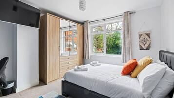 House | 4 bedrooms, iron/ironing board, free WiFi, bed sheets