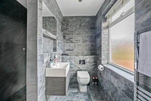 Casa | Baño | Regadera, secadora de cabello, toallas 