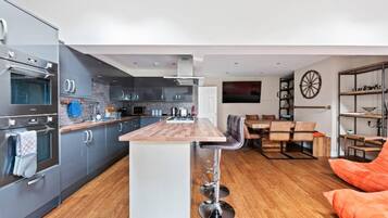 House | Private kitchen | Fridge, microwave, oven, stovetop