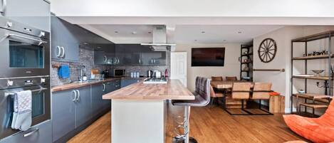 Rumah | Dapur pribadi | Lemari es, microwave, oven, dan kompor