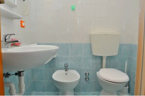 อพาร์ทเมนท์, 1 ห้องนอน, ระเบียง, วิวสวน | ห้องน้ำ
