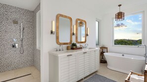 Een douche, een haardroger, handdoeken, zeep
