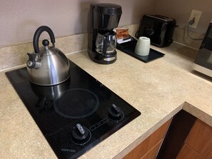Frigorifero, piano cottura, lavastoviglie, macchina per tè/caffè