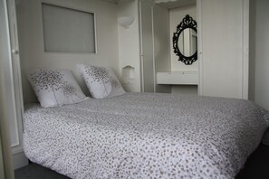 1 slaapkamer, een strijkplank/strijkijzer, gratis wifi, beddengoed