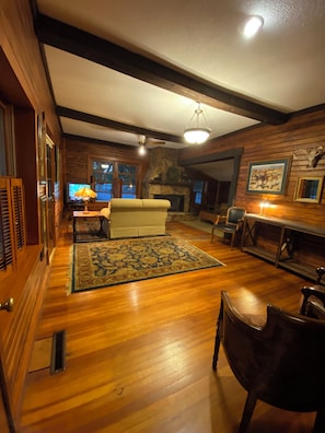 Interior - Cozy, country-feel, private, close to everything, for family & friends to gather (Onalaska)