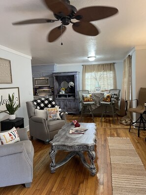 Smart-TV, Kamin, Bücher