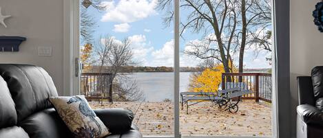 Älytelevisio, takka, videopelejä, pöytäjalkapallopöytä