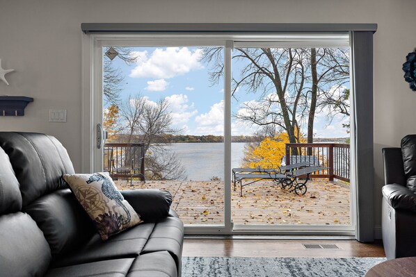 Smart-TV, Kamin, Videospiele, Tischfußball