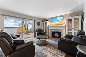 Smart-TV, Kamin, Videospiele, Tischfußball