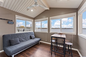 Smart-TV, Kamin, Videospiele, Tischfußball