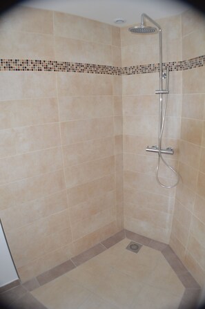 Dusche, Haartrockner, Handtücher