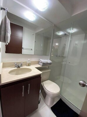 Hair dryer, towels, soap, toilet paper - Full City View Apartment (Medellín)