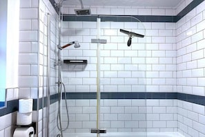 Apartment | Bathroom | Shower, hair dryer, towels
