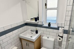 Appartement | Salle de bain | Douche, sĂšche-cheveux, serviettes fournies