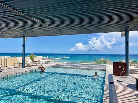 Una piscina al aire libre, sombrillas