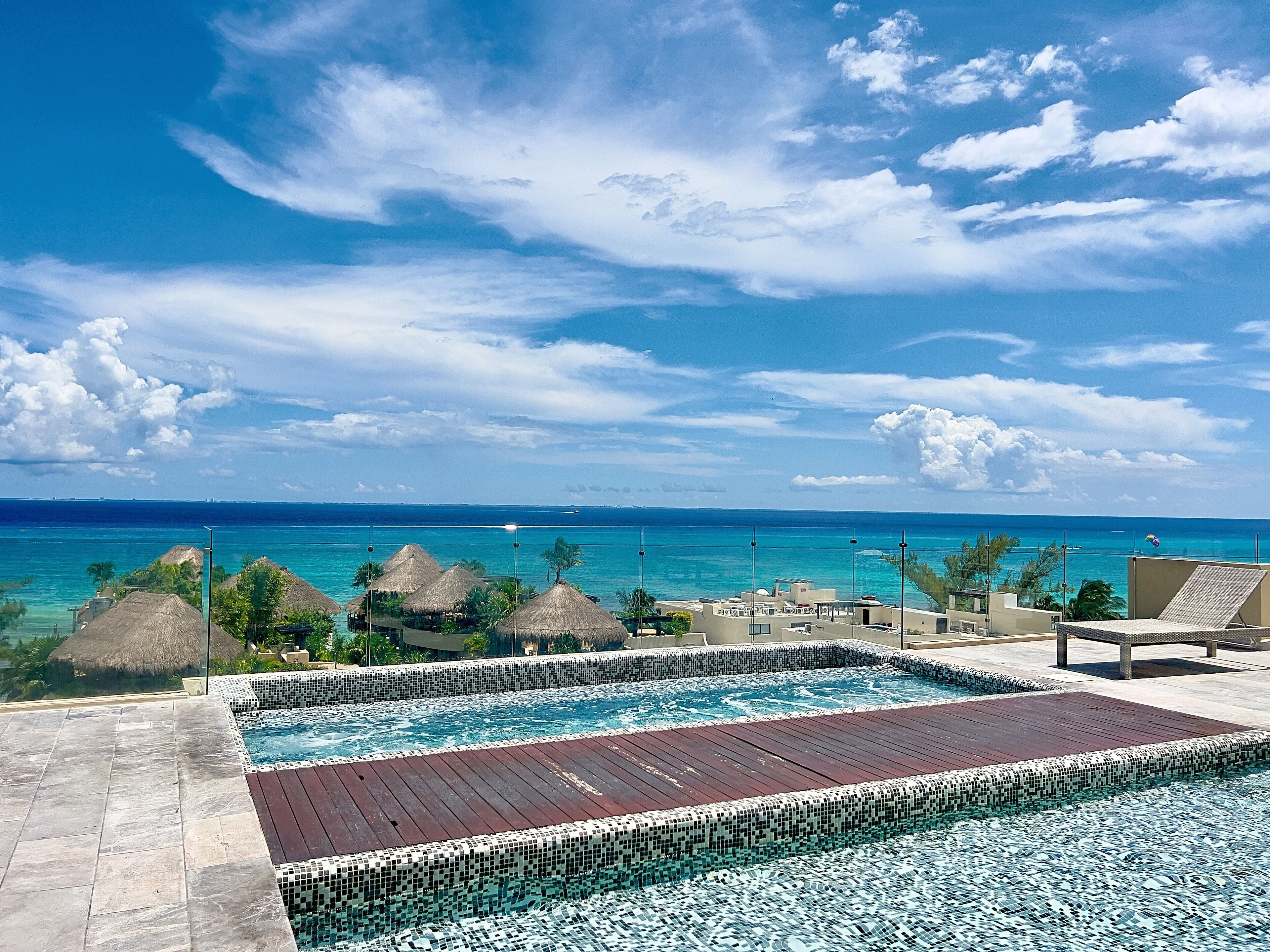 Una piscina al aire libre, sombrillas