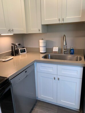 Private kitchen -  Close to Tallahassee, Wakulla Springs, St. Marks Wildlife Refuge & bike trail. (Tallahassee)