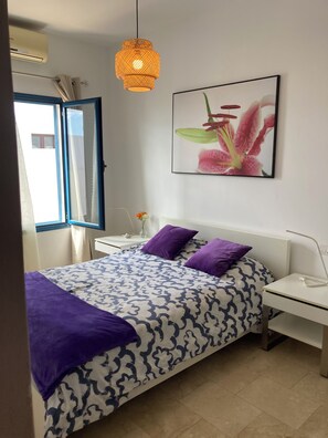2 habitaciones, caja de seguridad en la habitación y escritorio 