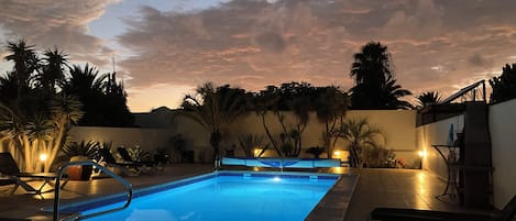 Piscina a l'aire lliure i piscina climatitzada