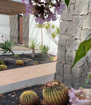 Exterior detail - Chez Nadja et Guillaume, Villa Intime Avec Grand Jardin et Piscine Chauffée (Playa Blanca)