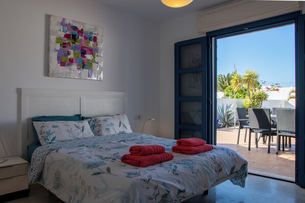 2 habitaciones, caja de seguridad en la habitación y escritorio 