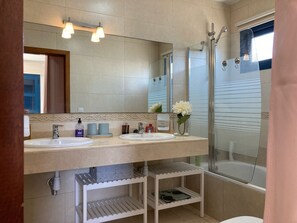 Douche, séchoir à cheveux, serviettes fournies, savon