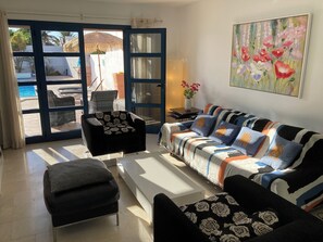 Smart-TV, DVD-Player, Bücher, Musikbibliothek