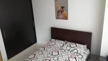 Habitación doble económica | Ropa de cama hipoalergénica y tabla de planchar con plancha