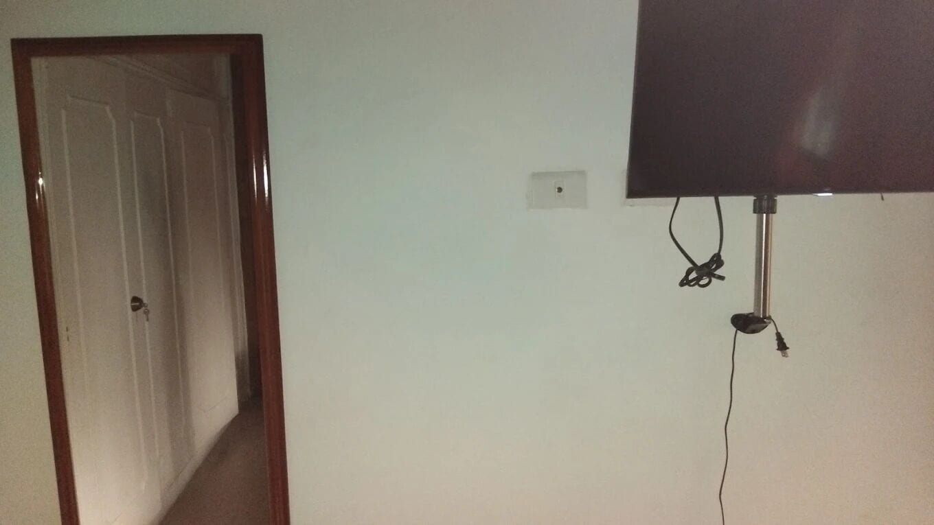 Ropa de cama hipoalergénica y tabla de planchar con plancha 