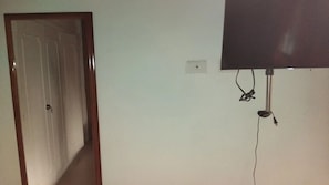 ملاءات للفراش لا تسبب الحساسية ومكواة/لوح كي وواي فاي مجانًا